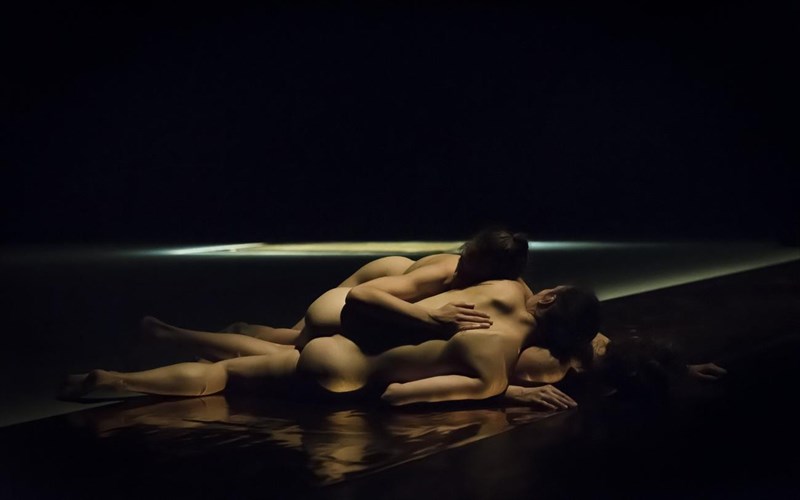 stin-peiraios-260-to-gunaikeio-soma-metamorfonetai