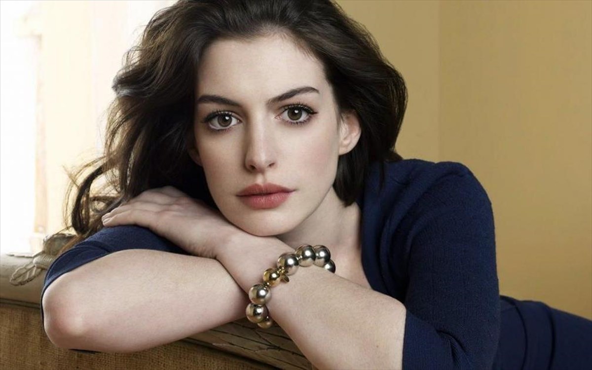 i-anne-hathaway-eixe-tin-upostiriksi-tis-meryl-streep-otan-klithike-na-ermineusei-ton-rolo-tis-sto-the-devil-wears-prada