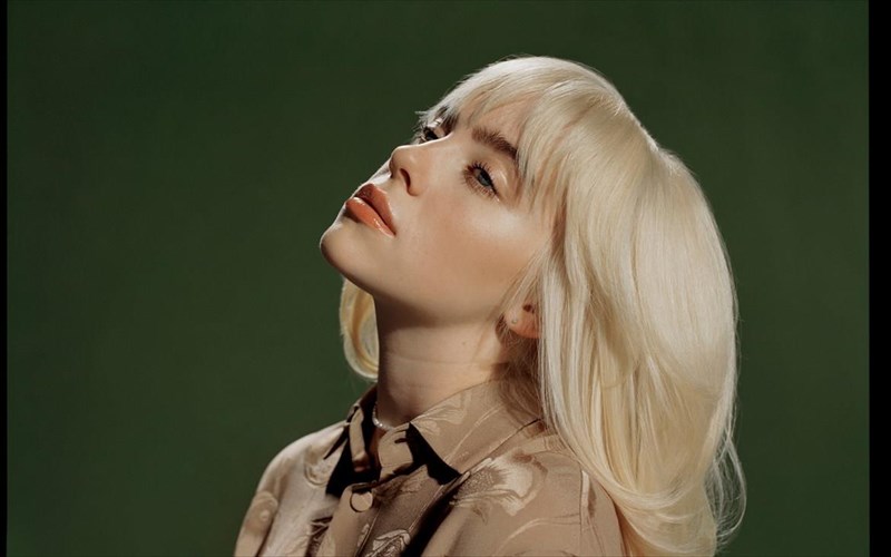 i-billie-eilish-apanta-stis-katigories-peri-ratsismou