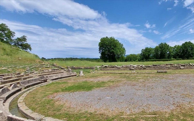 o-themelis-glunatsis-anebazei-bagkner-sto-arxaio-theatro-megalopolis