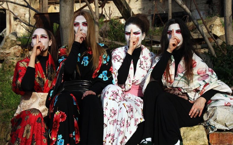 i-theatriki-omada-kofon-trela-xromata-diigeitai-ksana-istories-fantasmaton-apo-tin-iaponia