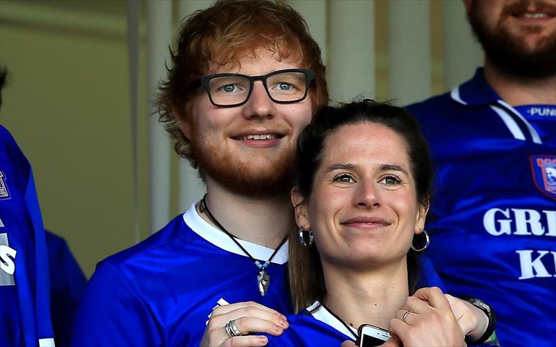 o-ed-sheeran-dilonei-polu-tuxeros-gia-tin-10-minon-kori-tou-lyra