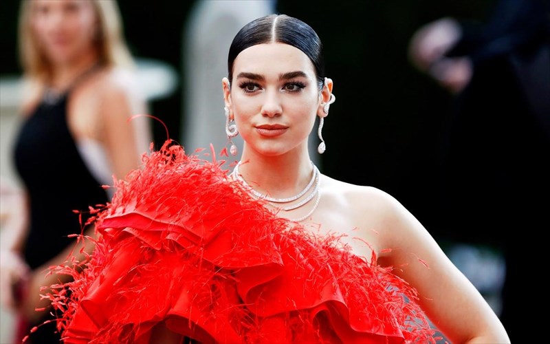 i-dua-lipa-einai-i-nea-mousa-tou-yves-saint-laurent-nea-mousa-tou-yves-saint-laurent