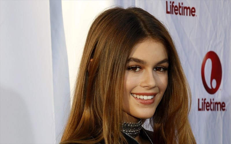 to-lathos-piso-apo-tis-anartiseis-celebrities-pou-bourtsizoun-diarkos-ta-dontia-tous