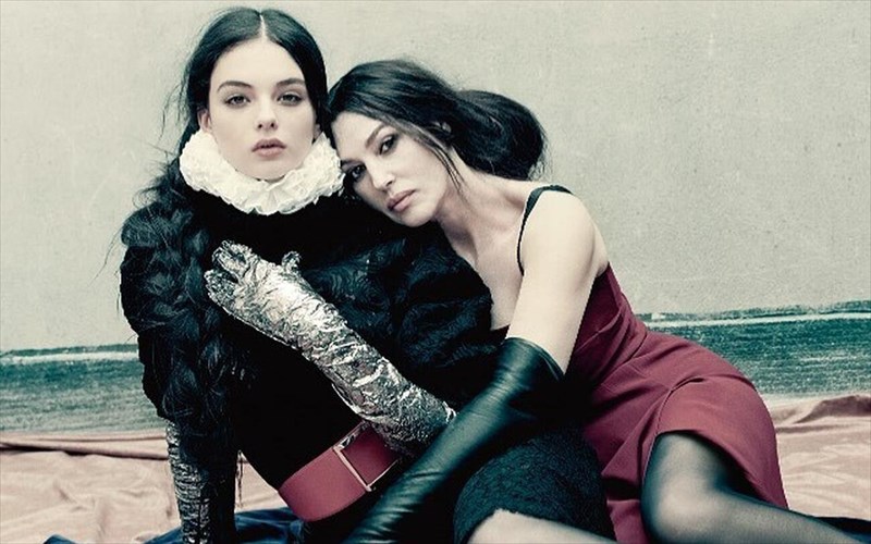 i-monica-bellucci-kai-i-kori-tis-deva-cassel-sto-eksofullo-tis-vogue-kori-tis-deva-cassel-sto-eksofullo-tis-vogue