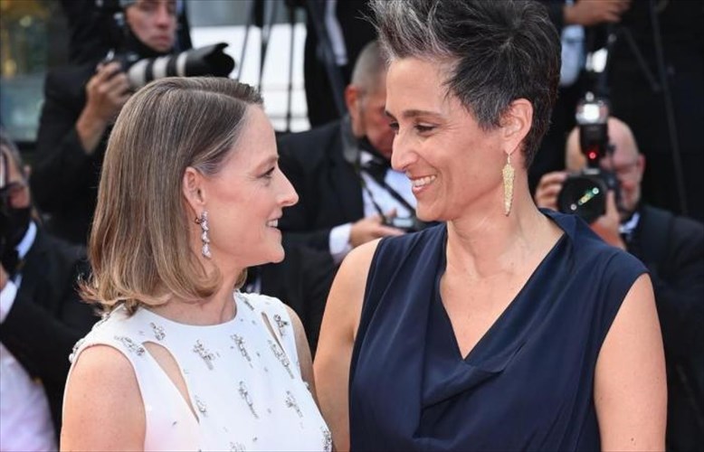 h-Jodie-foster-lambanei-timitiko-brabeio-xrusou-foinika-stis-kannes