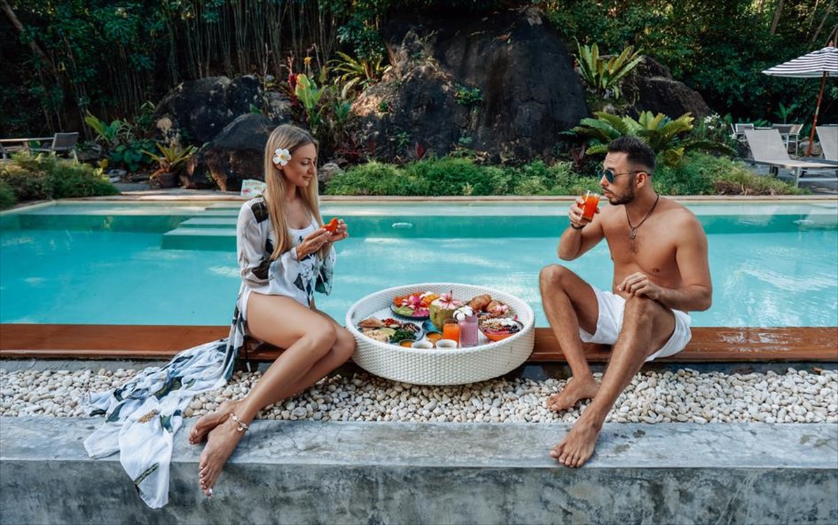 relaxedcoupleoftouristsinluxurioushoteleatasianfood