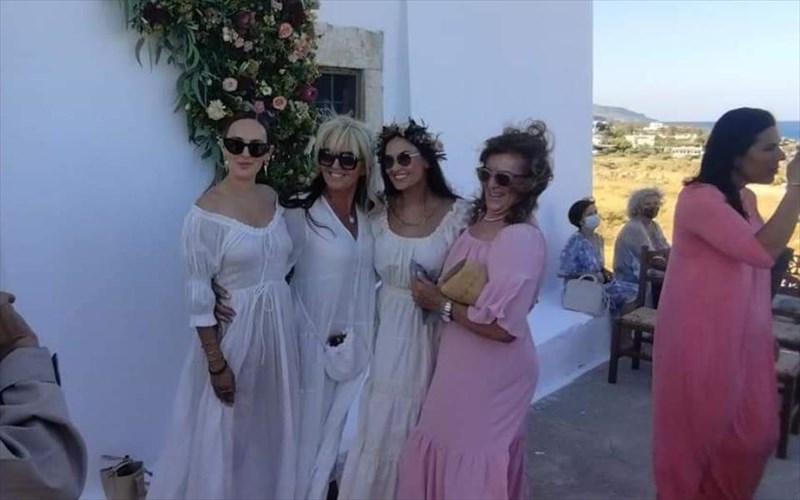 h-demi-moore-egine-nona-se-baftisia-stin-ellada