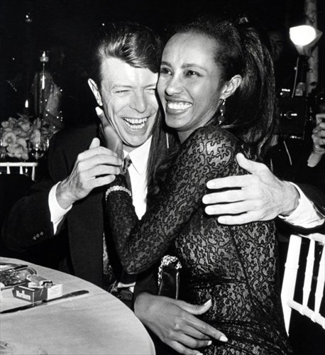 polithike-to-diamerisma-tou-david-bowie-sti-nea-yorki