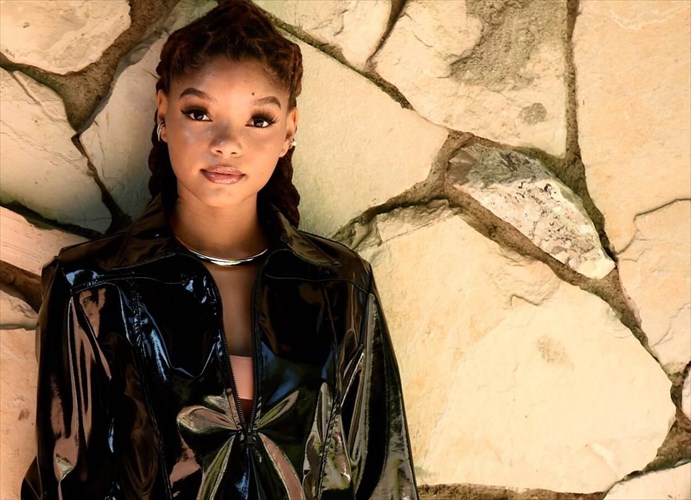 i-halle-bailey-dimosieuei-tin-proti-fotografia-apo-ti-mikri-gorgona