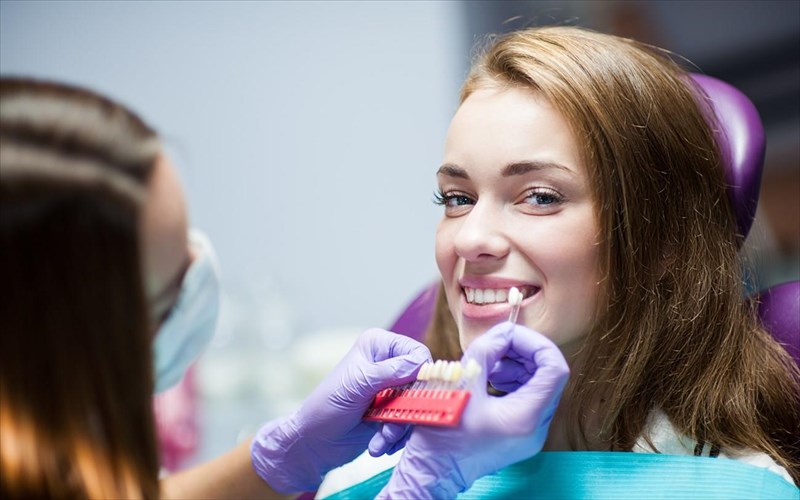 i-aisthitiki-therapeia-pou-kanei-thrausi-meta-ti-stadiaki-katargisi-tis-maskas