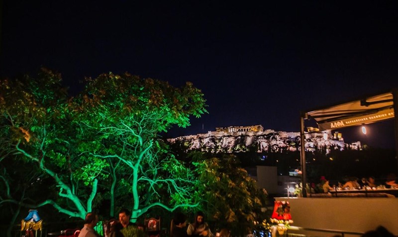 3kai1-taratses-tis-athinas-gia-kalokairines-bradies-sto-kentro-tis-polis