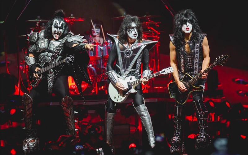 i-alithini-istoria-piso-apo-to-makigiaz-ton-kiss