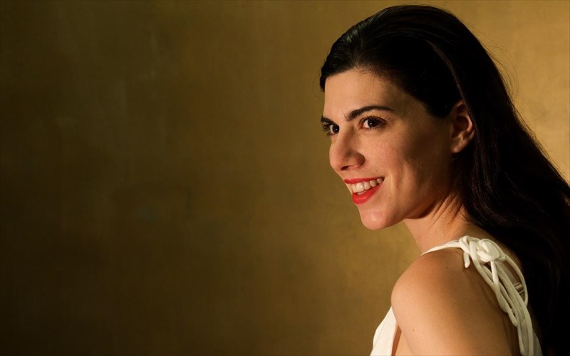 i-anastasia-xatzara-thelei-na-anthizei-upokritika-xoris-tampeles