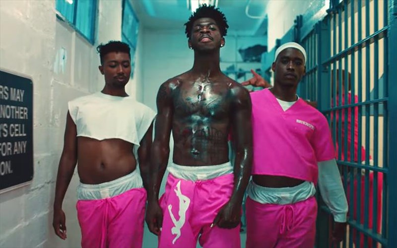 o-lil-nas-x-apanta-stin-kritiki-gia-to-ekkentriko-binteo-klip-tou-industry-baby
