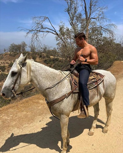 o-gios-tou-arnold-schwarzenegger-apodeiknuei-oti-thelei-na-moiasei-ston-patera-tou