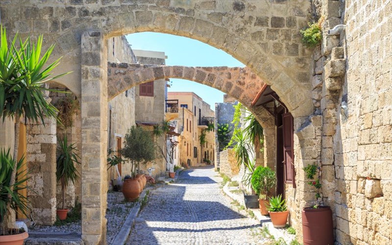 poio-elliniko-nisi-einai-apo-ta-pio-iliolousta-tis-europis