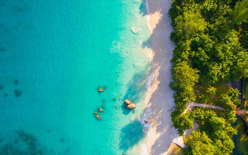 boutia-se-mia-apo-tis-pio-omorfes-paralies-tou-planiti