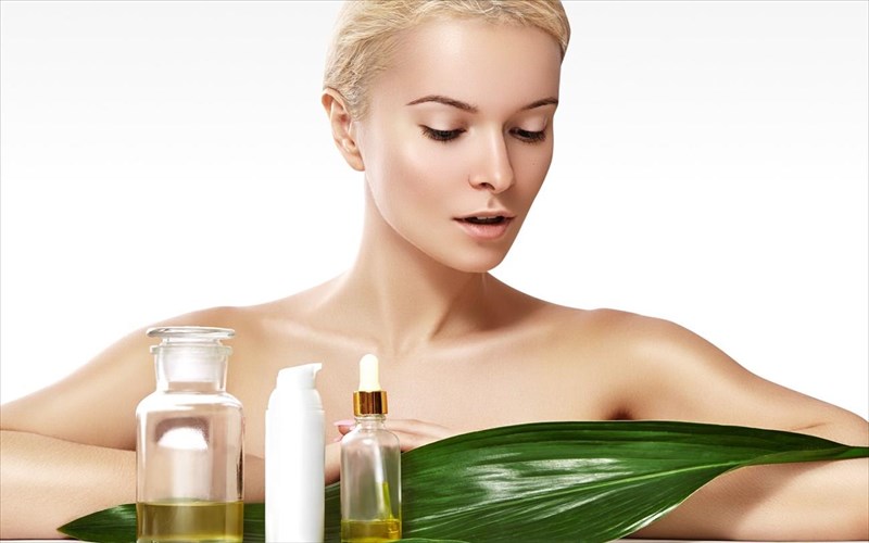 mia-nea-marka-eueksias-kai-omorfias-thelei-na-pinete-ena-sfinaki-elaiolado-kathimerina