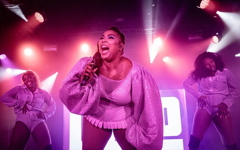 i-lizzo-epistrefei-stis-13-augoustou-me-neo-single