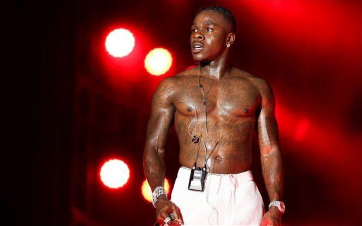 o-dababy-apokleietai-apo-2-akomi-festibal-logo-ton-diloseon-tou-akomi-festibal-logo-ton-diloseon-tou