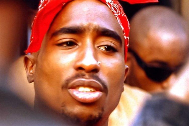 taksidi-me-tritomo-leukoma-sti-xrusi-epoxi-tou-hip-hop