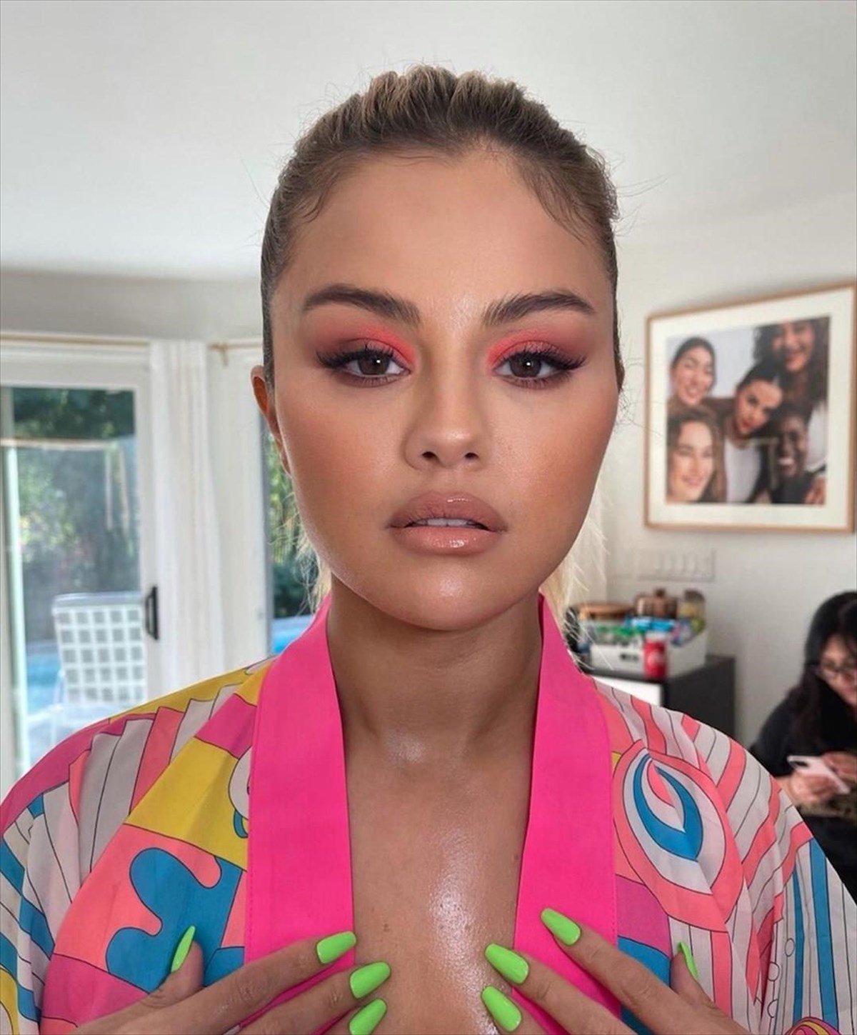 i-selena-gomez-epistrefei-stis-othones-mas