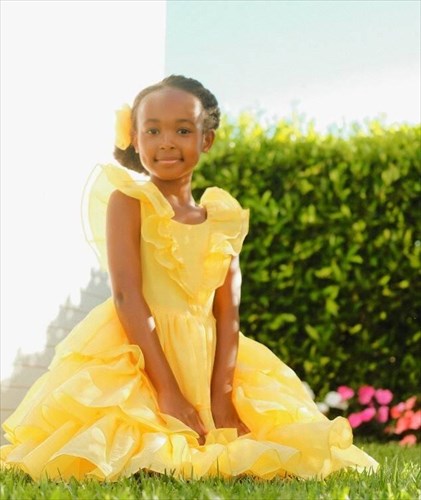 i-kori-tou-lebron-James-zhuri-James-se-kampania-paidikon-endumaton