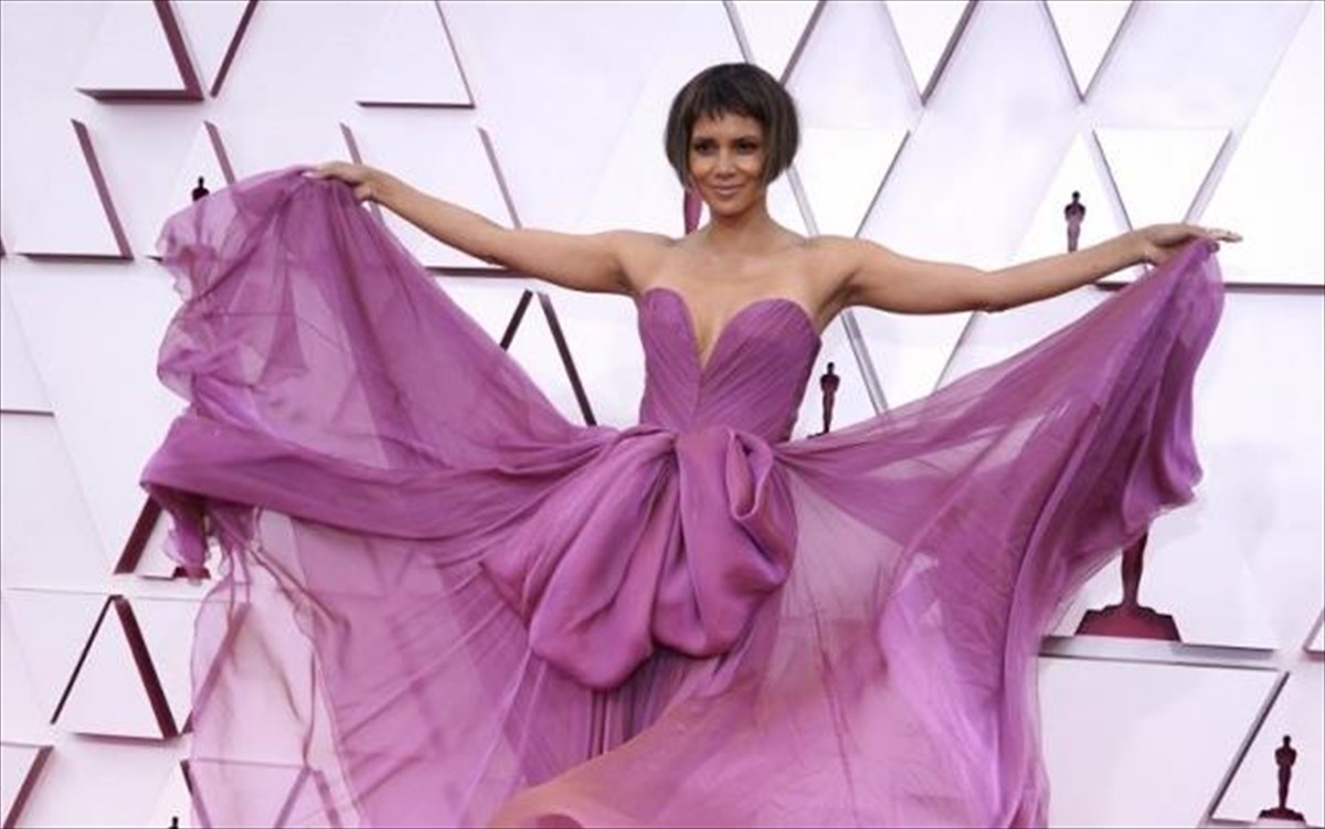 i-halle-berry-apokaluptei-oti-espase-polla-pleura-sta-gurismata-tis-neas-tainias-bruised