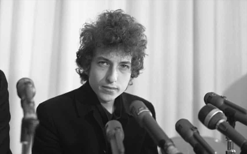 o-bob-dylan-katigoreitai-gia-seksoualiki-kakopoiisi-12xronis-to-1965