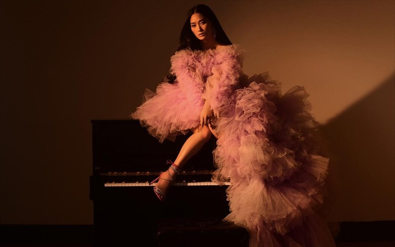 i-pianistria-chloe-flower-agkaliazei-auto-pou-tin-kanei-monadiki