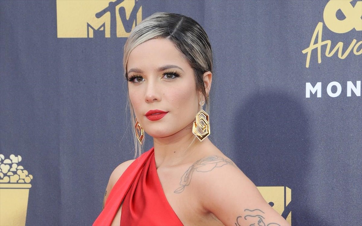 se-alla-nea-mia-akomi-star-tis-show-biz-kukloforei-ti-diki-tis-seira-kalluntikon