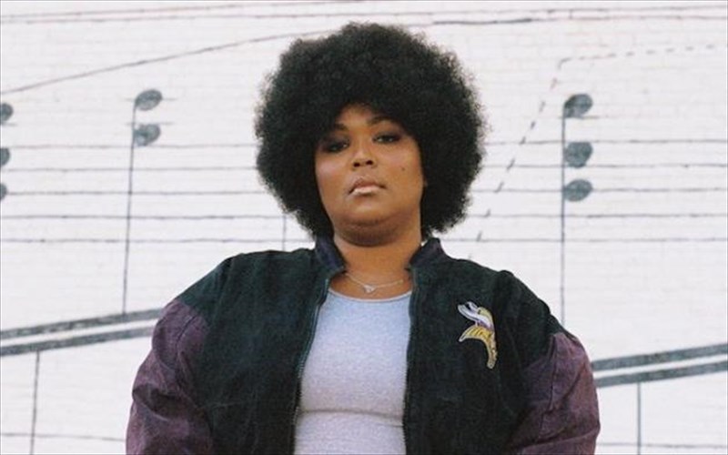 i-lizzo-kata-ton-prosblitikon-sxolion-akoma-ki-otan-klaio-to-kefali-mou-einai-psila