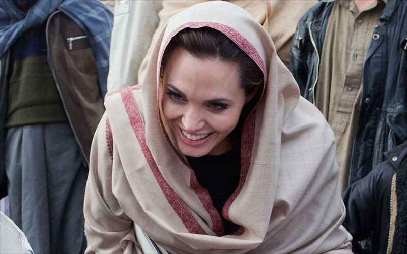 i-angelina-Jolie-dimosieuei-istories-pagideumenon-afganon-sto-instagram