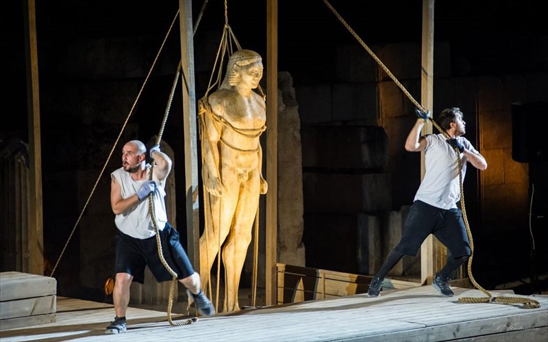 agalmata-perimenoun-sti-skini-tou-irodeiou