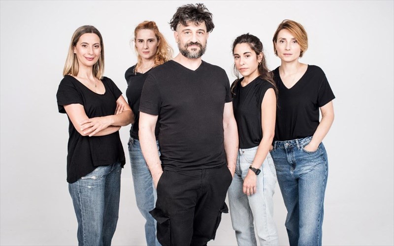 o-simos-kakalas-diigeitai-mia-istoria-agapis-sto-theatro-anesis