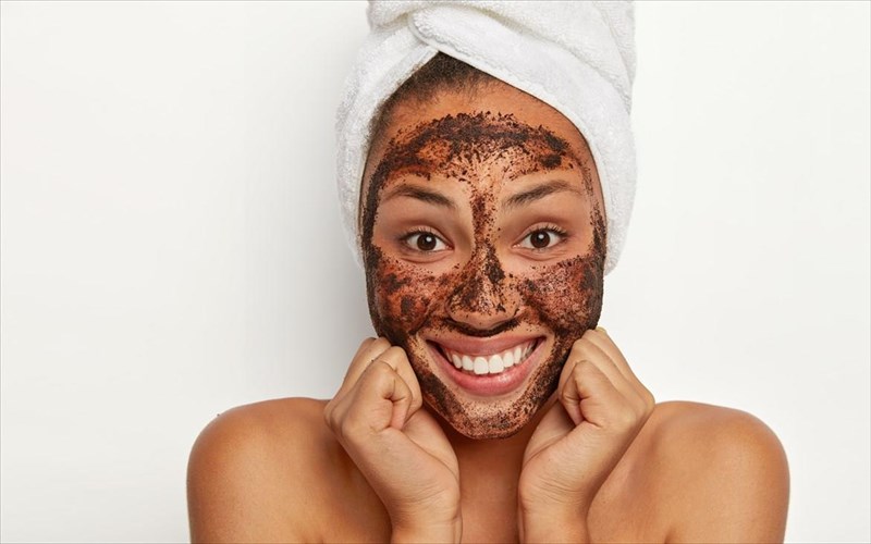 pos-na-ftiaksete-scrub-prosopou-me-kafe-sto-spiti