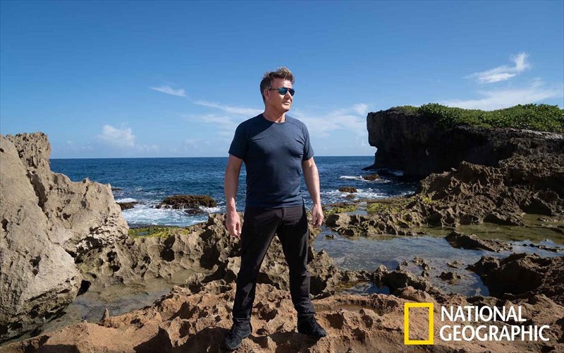 gordon-ramsay-ektos-xarti-to-taksidi-stin-gastronomia-kai-ton-kosmo-epistrefei-sto-national-geographic