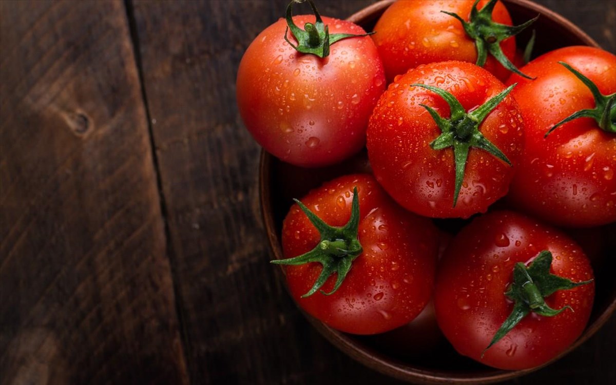 freshtomatoesinaplateonadarkbackgroundharvesting