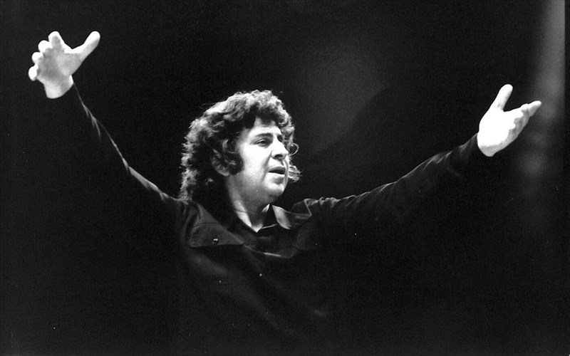 o-galaksias-mou-mikis-theodorakis-sunexizetai-i-ekthesi-sto-megaro-mousikis-athinon-ekthesi-sto-megaro-mousikis-athinon