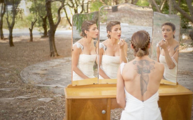 o-thaumastos-kosmos-tou-iola-stin-agia-paraskeui