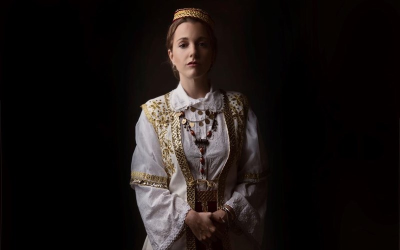 i-xora-pou-pote-den-pethaineis-touenke-fezollari-erxetai-sto-theatro-stathmos