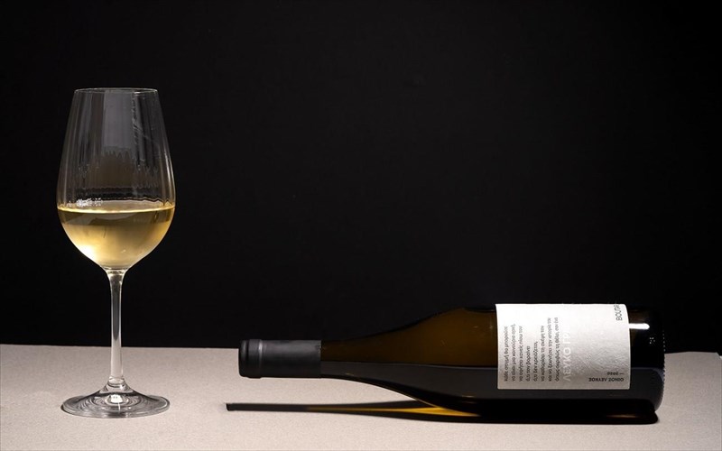 h-oinopoiia-mpoutari-mas-stelnei-ena-leuko-gramma