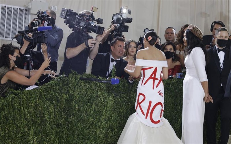 met-gala-to-forema-forologiste-tous-plousious-kai-5-emfaniseis-pou-egrapsan-istoria-emfaniseis-pou-egrapsan-istoria
