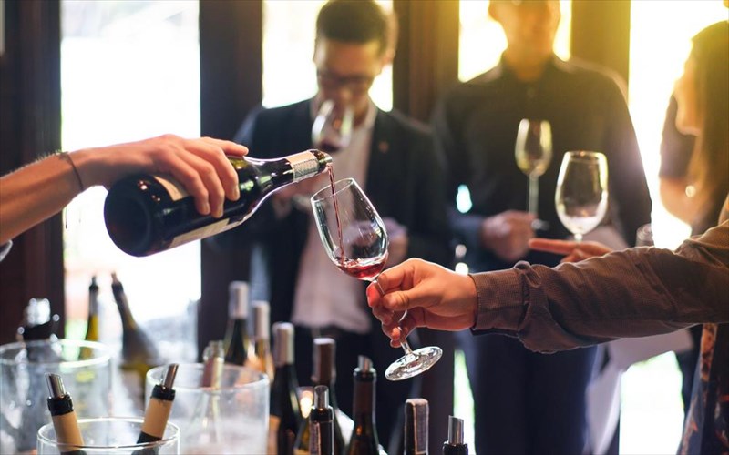 oinorama-plisiazei-to-korufaio-oiniko-rantebou-tis-polis