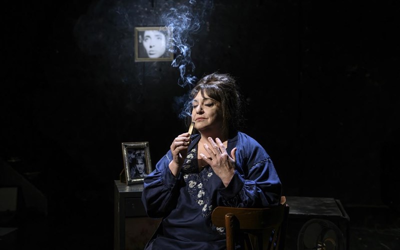 to-tragoudi-tis-flerus-akougetai-sto-theatro-stathmos