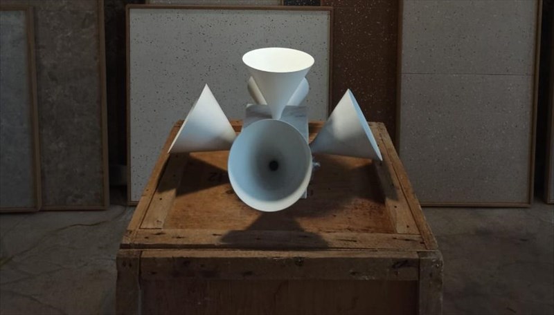 pos-allilepidroun-oi-mnimes-tou-peiraia-me-to-sugxrono-design-i-apantisi-se-mia-ekthesi