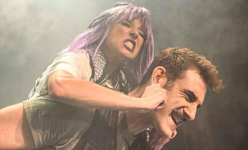 kinisi-mat-mia-kuriolektika-ekriktiki-komodia-xaraktiron-kai-katastaseon