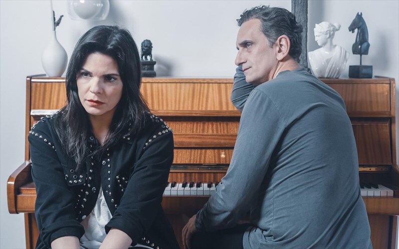 skines-apo-ena-gamo-ektulissontai-sto-dimotiko-theatro-peiraia