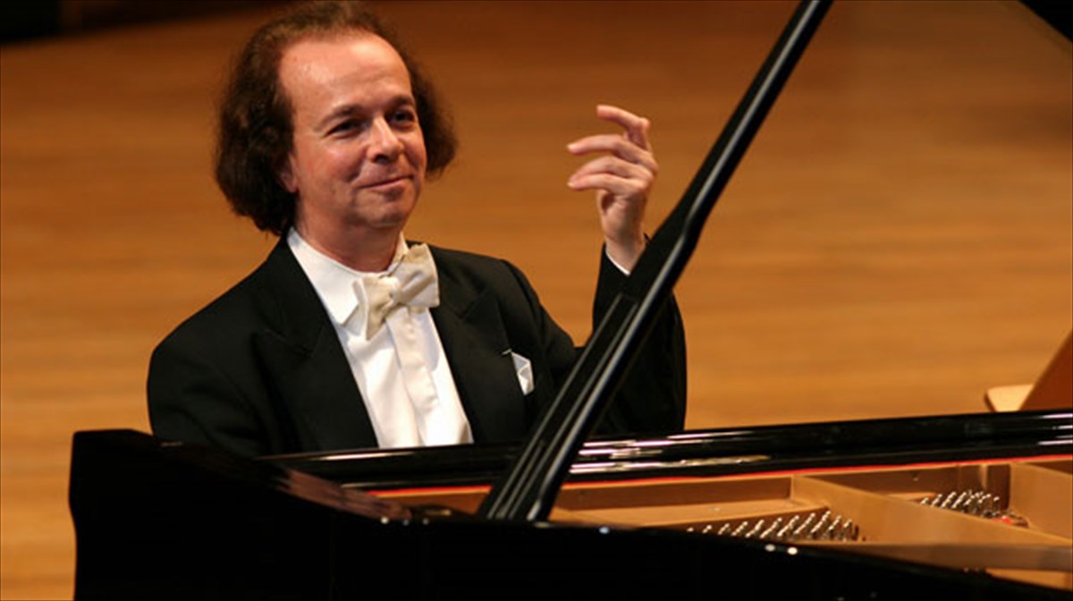 i-mageia-tou-pianou-me-tesseris-solist-sto-megaro